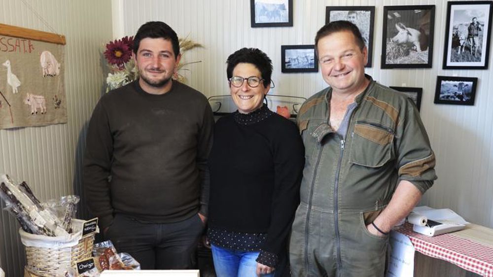 Nicolas (à gauche), Céline et Christophe Massat ont créé une boutique à côté de leur atelier de transformation. Ils y accueillent les clients et font volontiers visiter la ferme. © Frédérique Ehrhard